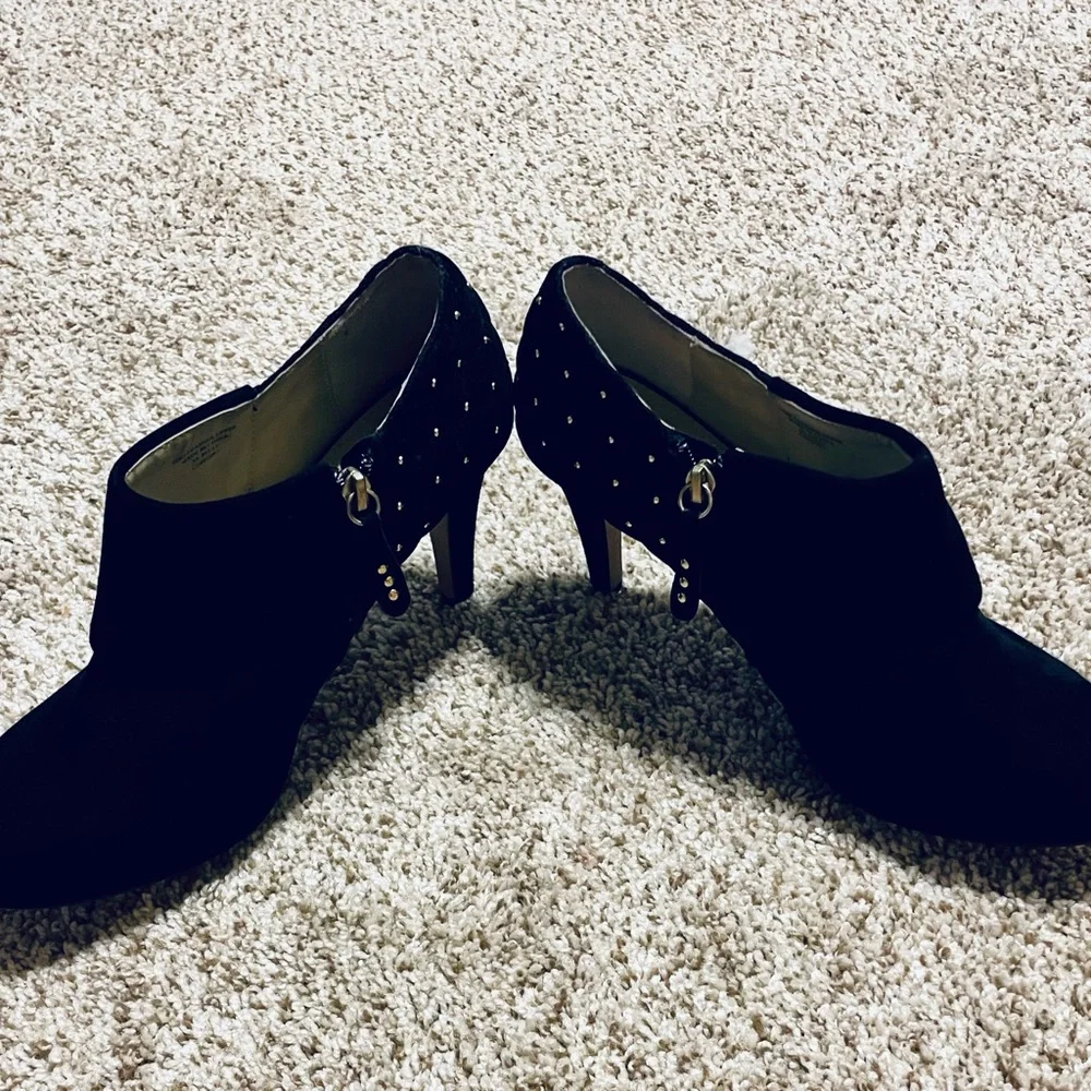 Adrienne Vittadini Black Suede Cuffed Studded Ankle Bootie stiletto 9-1/2 M EUC - Picture 10 of 16